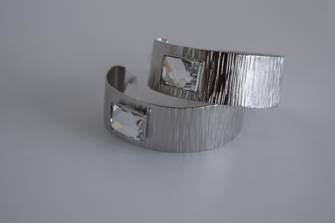 Ionio earrings – Greek hammered jewelry in 18K gold plated, 18K silver plated, and rose gold plated. Handcrafted elongated straight hammered design inspired by Ionian elegance.