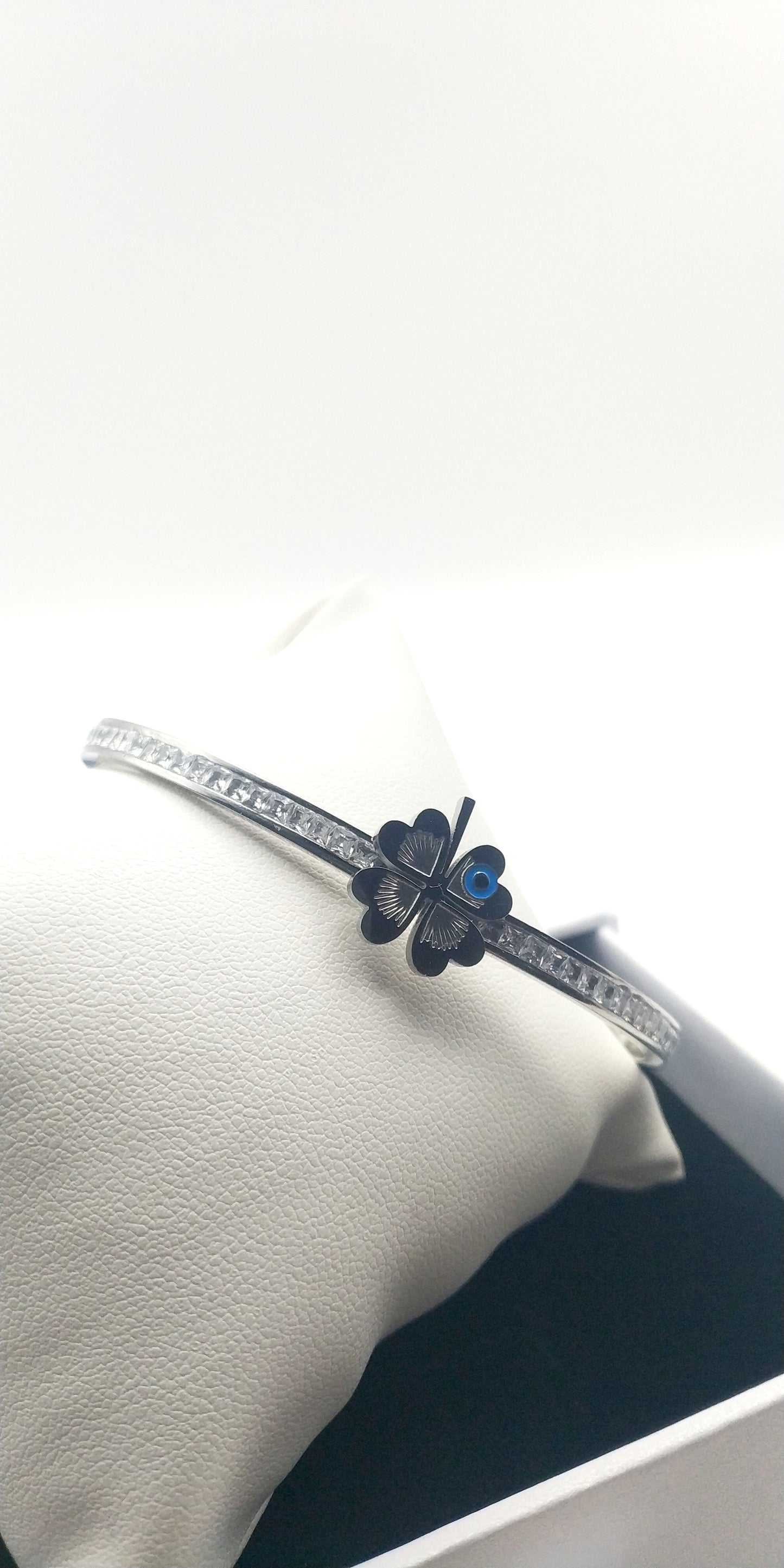 Stainless Steel Bracelet with Lucky Clover – Good Luck Charm