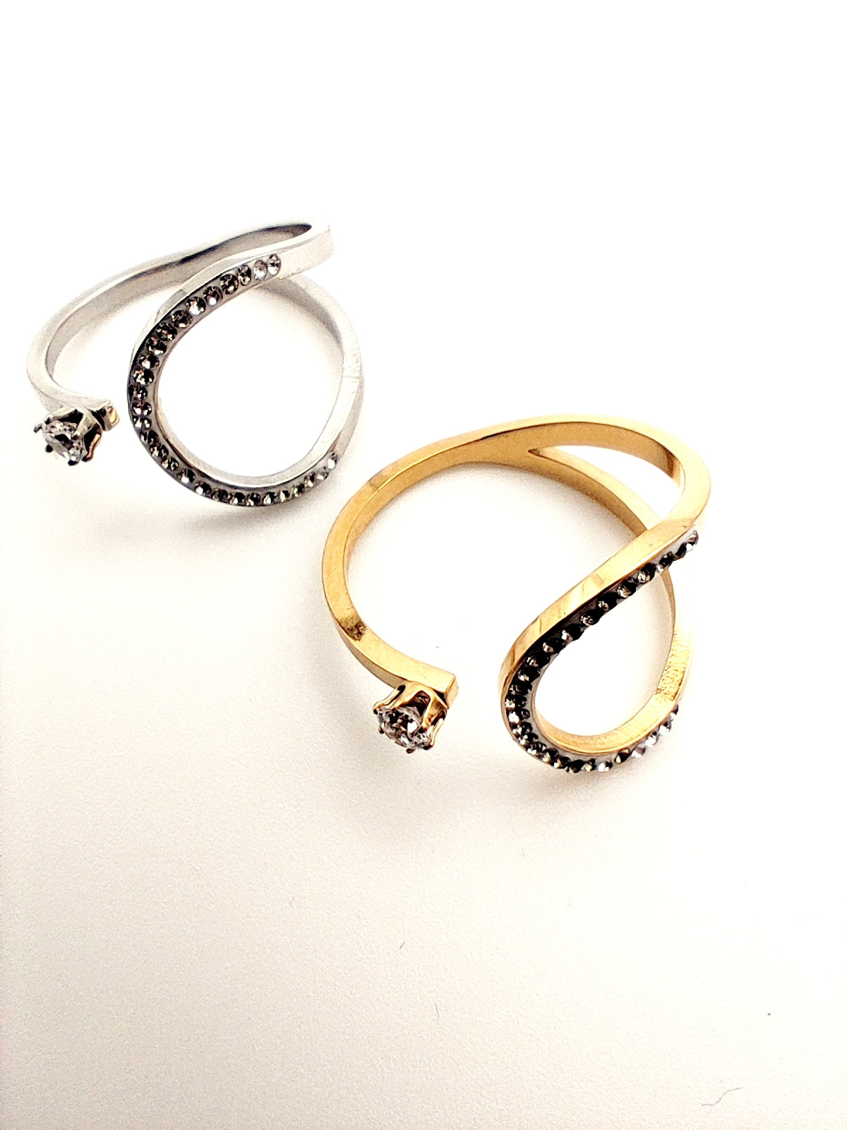 Hug Ring – Adjustable Stainless Steel Solitaire – Waterproof & Hypoallergenic