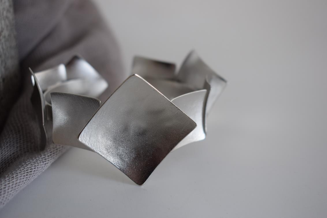 Rhombus bracelet – Greek hammered jewelry with geometric rhombus design, available in 18K gold-plated, 18K silver-plated, and rose-gold plated finishes.