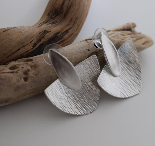 Dorian earrings – Greek hammered jewelry with bold geometric shapes, inspired by the Doric tradition, available in 18K gold-plated, 18K silver-plated, and rose-gold plated finishes.