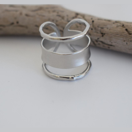 Knossos Ring – Greek Hammered Jewelry – Available in 18K Gold, Silver, and Rose Gold Plated. Adjustable statement design with flowing curves, inspired by the Palace of Knossos and ancient Minoan symbolism.