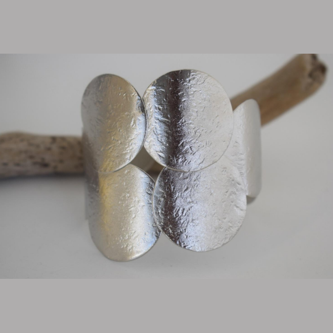 Dione bracelet in hammered 18K gold plated finish