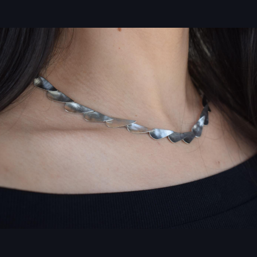 Handmade hammered choker necklace with curved elements inspired by Danae from Greek mythology, available in gold, silver, or rose gold plating.