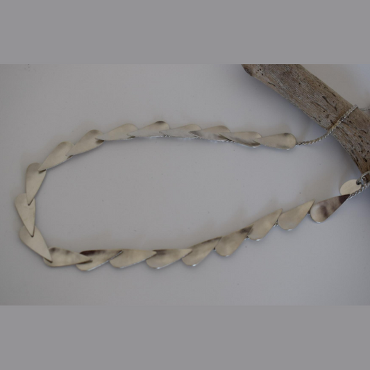 Handmade hammered choker necklace with curved elements inspired by Danae from Greek mythology, available in gold, silver, or rose gold plating.