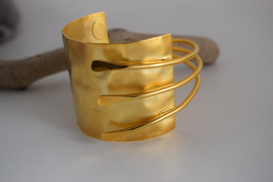 Mycenae bracelet – Greek hammered jewelry with layered cuff design, inspired by Mycenaean treasures, available in 18K gold-plated, 18K silver-plated, and rose-gold plated finishes.
