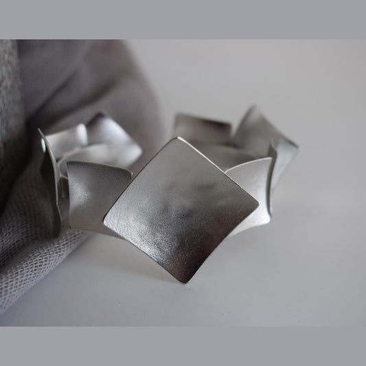 Rhombus bracelet – Greek hammered jewelry with geometric rhombus design, available in 18K gold-plated, 18K silver-plated, and rose-gold plated finishes.