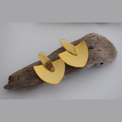 Dorian earrings – Greek hammered jewelry with bold geometric shapes, inspired by the Doric tradition, available in 18K gold-plated, 18K silver-plated, and rose-gold plated finishes.