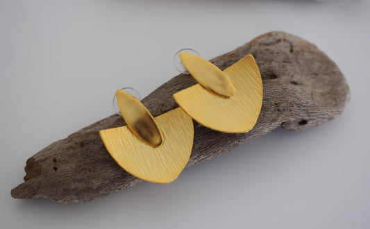 Dorian earrings – Greek hammered jewelry with bold geometric shapes, inspired by the Doric tradition, available in 18K gold-plated, 18K silver-plated, and rose-gold plated finishes.