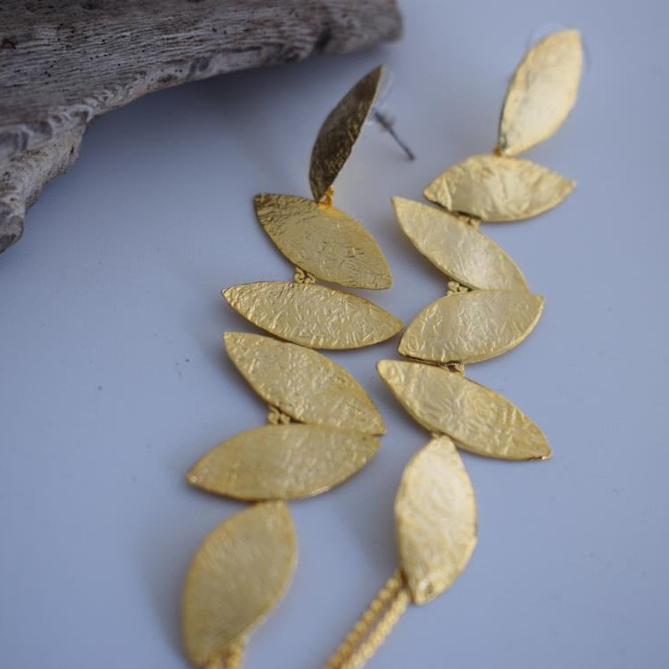 Daphne earrings – Greek hammered jewelry with laurel leaf design, inspired by the myth of the nymph Daphne, available in 18K gold-plated, 18K silver-plated, and rose-gold plated finishes.