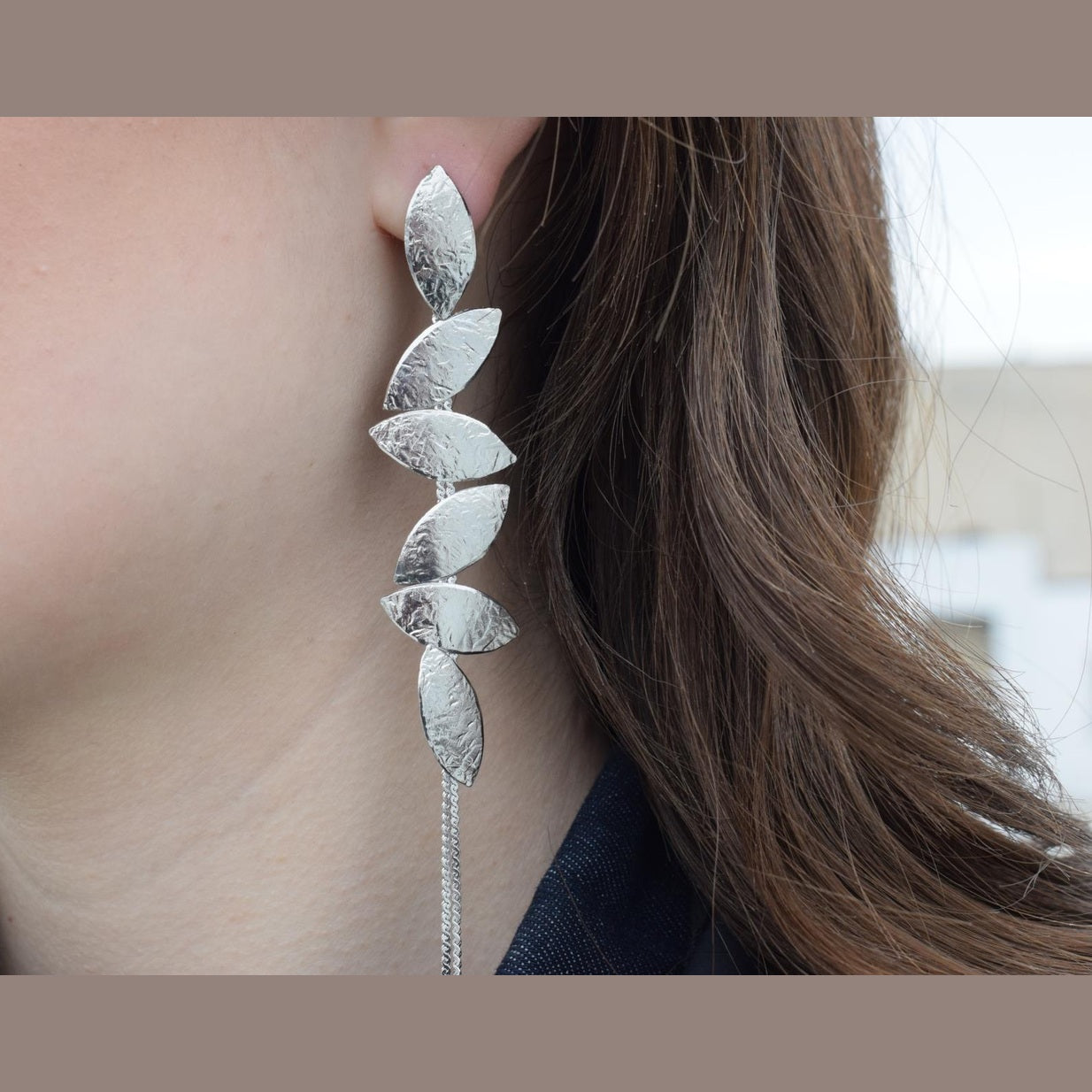 Daphne earrings – Greek hammered jewelry with laurel leaf design, inspired by the myth of the nymph Daphne, available in 18K gold-plated, 18K silver-plated, and rose-gold plated finishes.