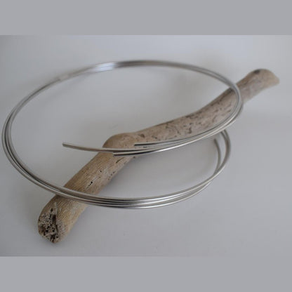 Delphi Necklace – Handmade Greek Hammered Jewelry in 18K gold or silver plated with sculptural curved lines inspired by ancient Greek harmony.
