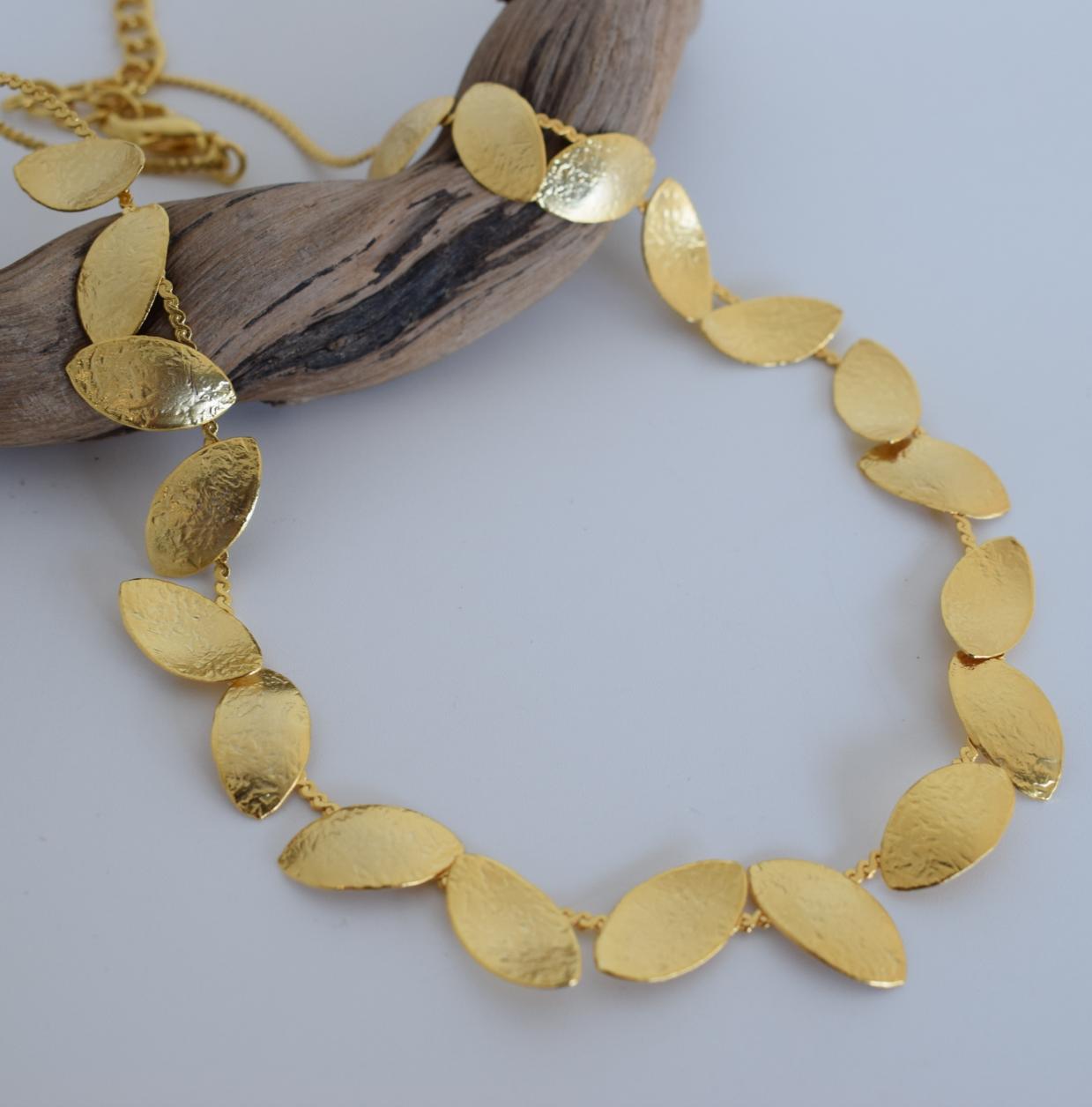 Phylion2 Necklace – Handmade Greek hammered jewelry with leaf-shaped hammered links, available in 18K gold and silver plated.