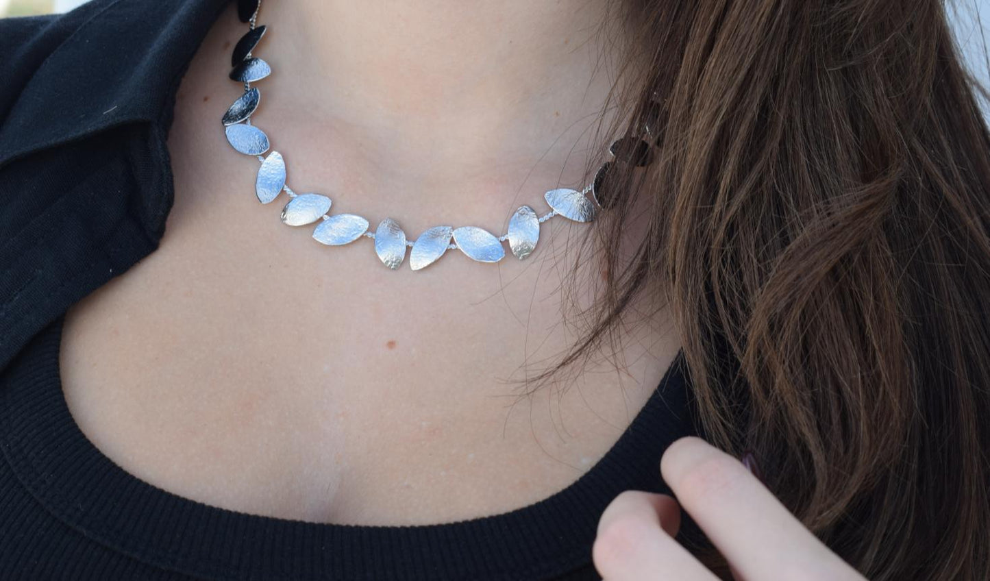 Phylion2 Necklace – Handmade Greek hammered jewelry with leaf-shaped hammered links, available in 18K gold and silver plated.