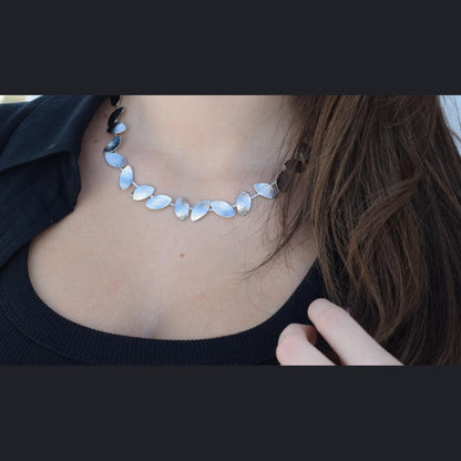 Phylion2 Necklace – Handmade Greek hammered jewelry with leaf-shaped hammered links, available in 18K gold and silver plated.