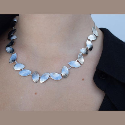 Phylion2 Necklace – Handmade Greek hammered jewelry with leaf-shaped hammered links, available in 18K gold and silver plated.