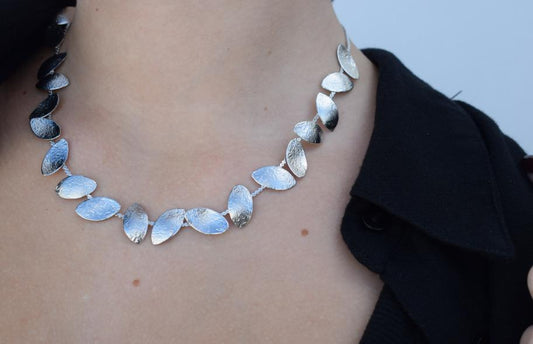 Phylion2 Necklace – Handmade Greek hammered jewelry with leaf-shaped hammered links, available in 18K gold and silver plated.