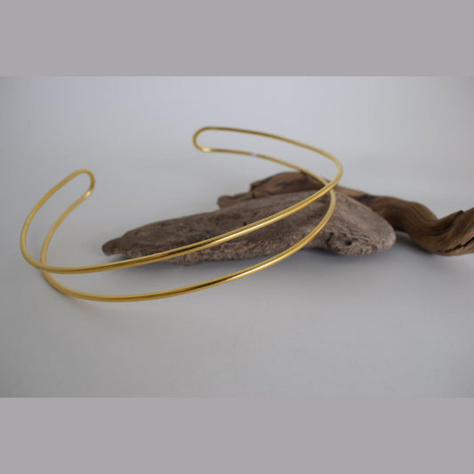 Delphi Necklace – Handmade Greek hammered jewelry with minimalist choker design, available in 18K gold or silver plated finish.