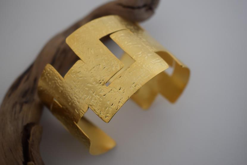 Labyrinthos Bracelet – handmade Greek hammered jewelry inspired by the ancient Labyrinth of Crete, available in 18K gold or silver plated.