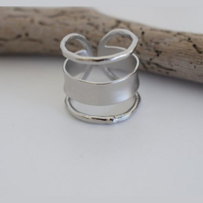 Knossos Ring – Greek Hammered Jewelry – Available in 18K Gold, Silver, and Rose Gold Plated. Adjustable statement design with flowing curves, inspired by the Palace of Knossos and ancient Minoan symbolism.