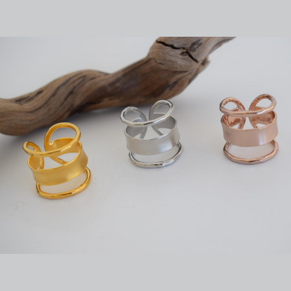 Knossos Ring – Greek Hammered Jewelry – Available in 18K Gold, Silver, and Rose Gold Plated. Adjustable statement design with flowing curves, inspired by the Palace of Knossos and ancient Minoan symbolism.